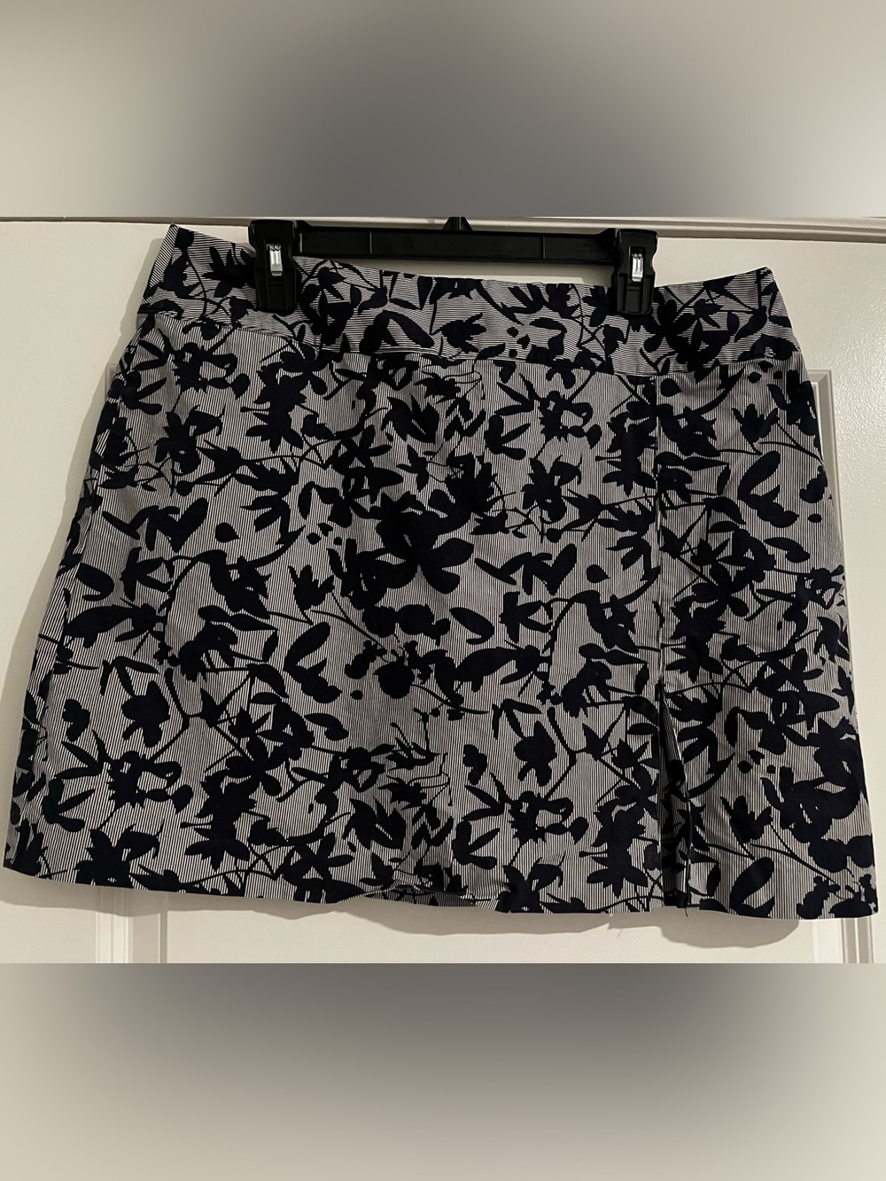 Izod Navy Blue Golf Skort in Performance Seersucker w Floral Silhouette Overlay